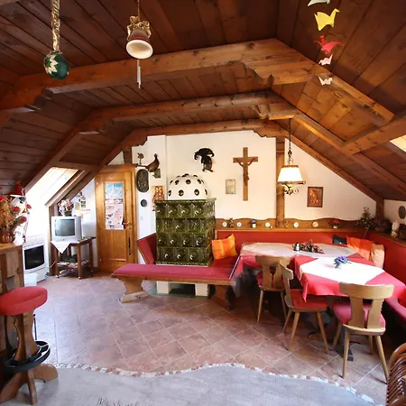 In Lungau Near Bus And Forest ザンクト・ミヒャエル・イム・ルンガウ